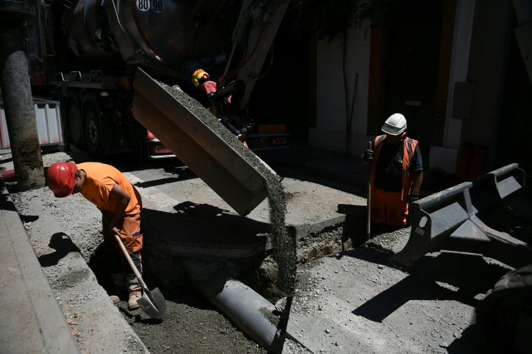 les travailleurs du bâtiment et des travaux publics sont trois à dix fois plus nombreux que les autres à être exposés au bruit et aux polluants et nécessitent une surveillance renforcée, selon une étude de Santé publique France