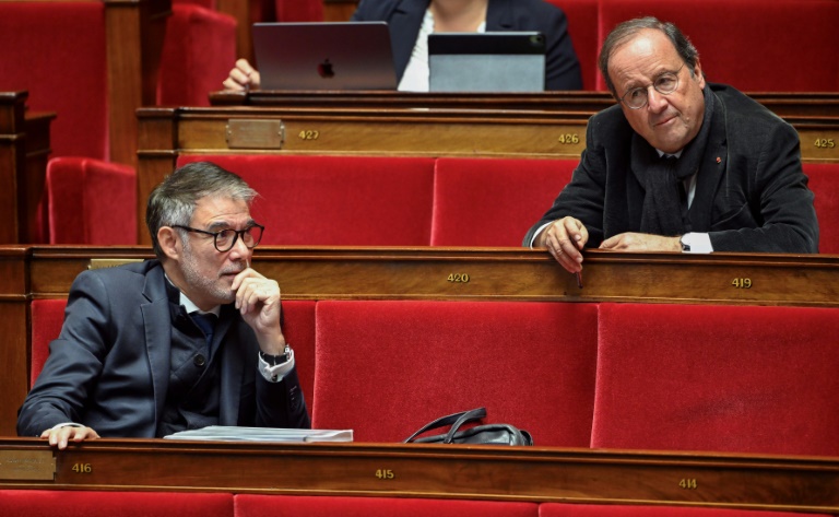 Olivier Faure (g) et François Hollande, sur les bancs de l'Assemblé nationale, le 3 novembre 2025 à Paris