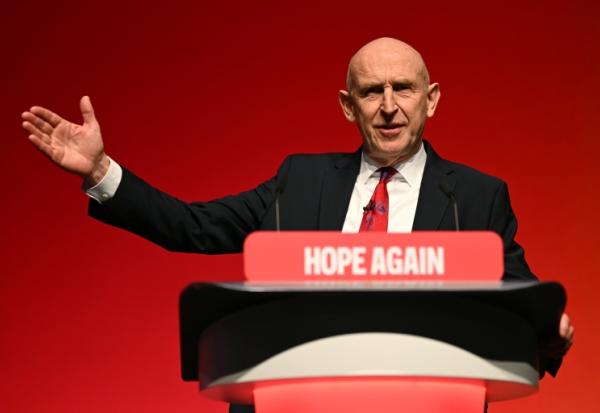 Le ministre britannique des Finances John Healey prononce un discours, le 28 septembre 2026 à Liverpool au Royaume-Uni