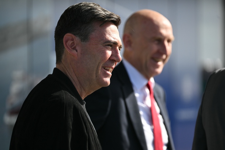 Le Premier ministre britannique Andy Burnham (g.) et le ministre des Finances John Healey participent à la conférence annuelle du Parti travailliste, le 26 septembre 2026 à Liverpool au Royaume-Uni