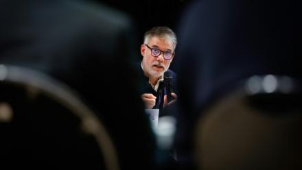 Le premier secrétaire du parti socialiste Olivier Faure s'exprime le 15 novembre 2025 à Trappes, en région parisienne, lors d'une convention du Front populaire 2027 sur l'éducation