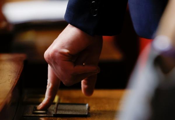 Un député prend part à un vote à l'Assemblée nationale, à Paris, le 5 décembre 2025