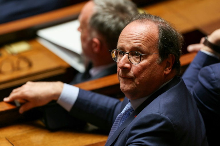 Le député François Hollande assiste à une session de questions au gouvernement à l'Assemblée nationale à Paris, le 3 juin 2025