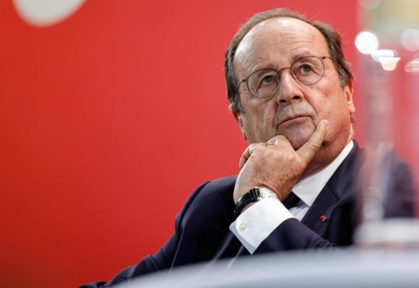 François Hollande le 16 novembre 2025, à Pontoise, dans le Val-d'Oise