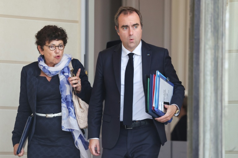 La ministre française de la Transition écologique Monique Barbut (g) et le Premier ministre français Sébastien Lecornu sur le perron du palais de l'Élysée à Paris, le 10 septembre 2026
