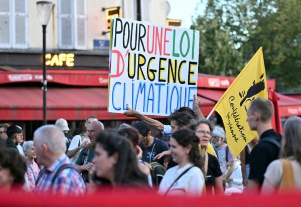 Manifestation visant à « dire stop à l'austérité climatique », organisée par une coalition de 53 organisations en amont de discussions politiques sur le prochain budget de l'État et la loi de finances, près de Bercy à Paris, le 15 septembre 2026