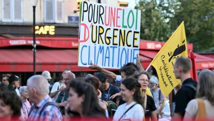 Manifestation visant à « dire stop à l'austérité climatique », organisée par une coalition de 53 organisations en amont de discussions politiques sur le prochain budget de l'État et la loi de finances, près de Bercy à Paris, le 15 septembre 2026