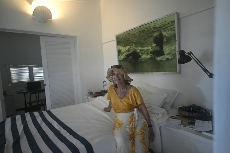 Marcela Mayol, 92 ans, pose dans la chambre où résida Brigitte Bardot en 1964 à Buzios, au Brésil, le 3 janvier 2026