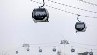 Des passagers à bord du premier téléphérique urbain d'Île-de-France reliant la station Pointe-du-Lac, à Créteil, à la station Villa-Nova, à Villeneuve-Saint-Georges, dans le Val-de-Marne, le 13 décembre 2025