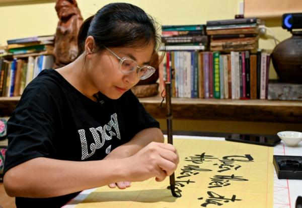 Hoang Thi Thanh Huyen apprend la calligraphie chez le calligraphe Nguyen Thanh Tung, le 15 mai 2025 à Hanoï, au Vietnam