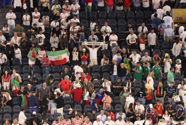 Des supporters iraniens arborent le drapeau pré-révolutinnaire lors du match du Mondial-2024 contre la Nouvelle-Zélande le 15 jui 2026 à Los Angeles