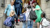 La ministre française de l'Éducation Elisabeth Borne (à gauche) accueille les élèves arrivant à l'école élémentaire publique Vigée-Lebrun le premier jour de classe après les vacances d'été, à Paris, le 1er septembre 2025