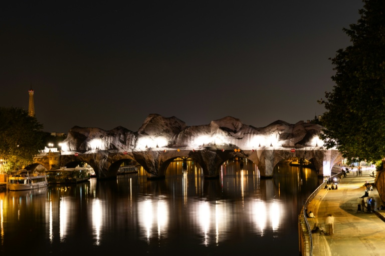 Le Pont Neuf à Paris totalement transformé  par l'artiste JR, le 20 mai 2026