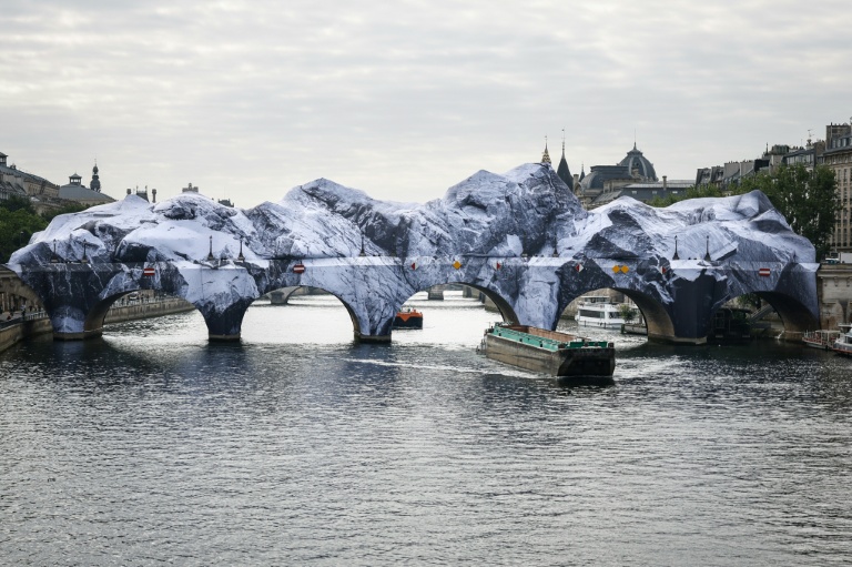 Le Pont Neuf à Paris totalement transformé  par l'artiste JR, le 21 mai 2026