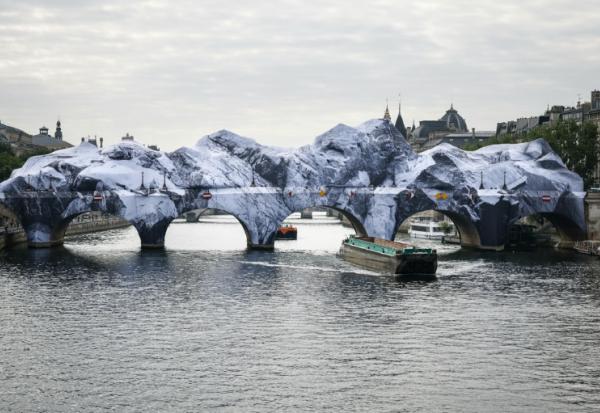 Le Pont Neuf à Paris totalement transformé  par l'artiste JR, le 21 mai 2026