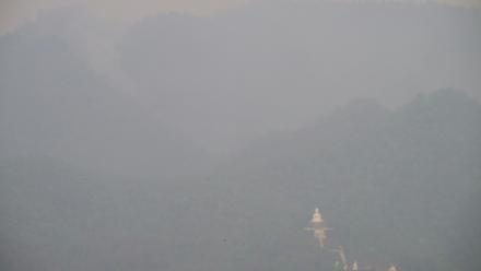 La brume enveloppe les collines à proximité de Pai, dans le nord de la Thaïlande, le 1er avril 2026