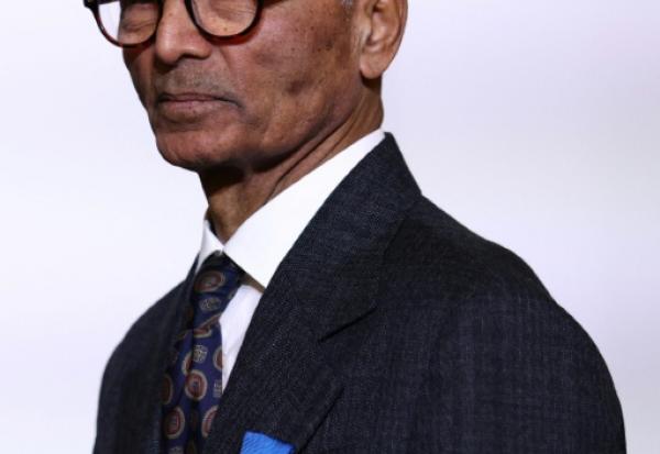 A l'Elysée Emmanuel Macron décore des insignes de chevalier de l'Ordre national du mérite Ali Akbar, dernier vendeur de journaux à la criée de Paris, le28 janvier 2026