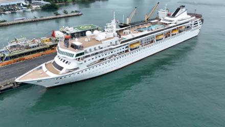 Vue aérienne du navire de croisière Odyssey, de Villa Vie Residences, à quai dans le port de Sihanoukville, le 28 octobre 2026 au Cambodge