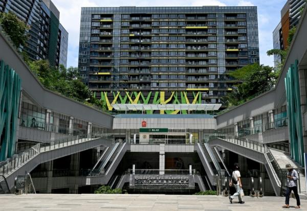 Le Prince International Plaza à Phnom Penh au Cambodge le 15 octobre 2025, une propriété du Prince Holding Group fondé par Chen Zhi