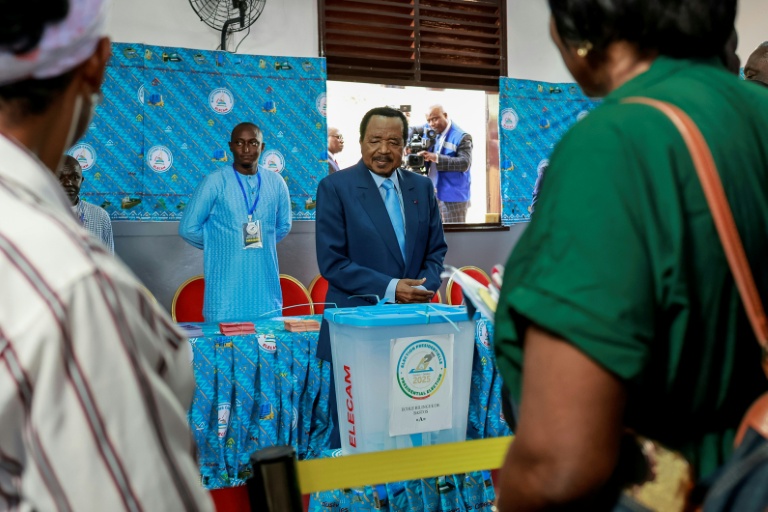 Le président Paul Biya (c) vote lors de l'élection présidentielle à Yaoundé, le 12 octobre 2025 au Cameroun