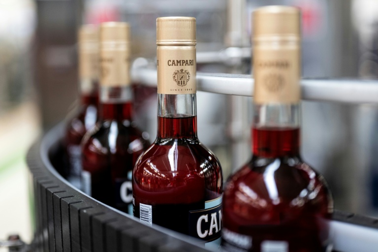 Des bouteilles de Campari dans l'usine phare du groupe Campari à Novi Ligure, dans le nord-ouest de l'Italie, le 21 juillet 2026