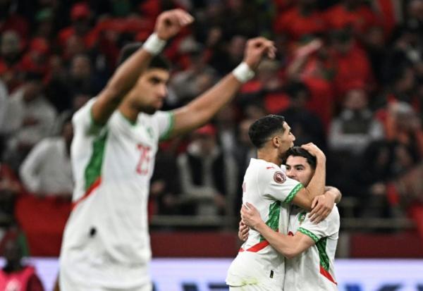 Les Marocains Achraf Hakimi et Brahim Diaz se congratulent après le quart de finale victorieux contre le Cameroun, en Coupe d'Afrique des nations, le 9 janvier 2026, à Rabat