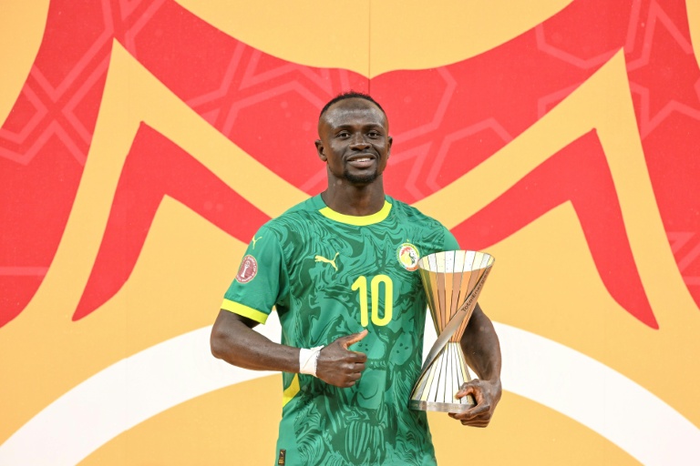 Le footballeur sénégalais Sadio Mané porte la coupe de la CAN-2025 le 18 janvier 2026 à Rabat après la victoire des Lions de la Teranga en finale du tournoi. La star sénégalaise a été élu joueur de ce tournoi
