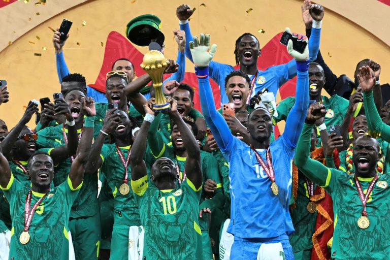 Le footballeur sénégalais Sadio Mané porte la coupe de la CAN le 18 janvier 2026 à Rabat alors qu'il célèbre avec ses coéquipiers la victoire des Lions de la Teranga à la finale du tournoi 