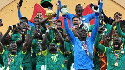 Le footballeur sénégalais Sadio Mané porte la coupe de la CAN le 18 janvier 2026 à Rabat alors qu'il célèbre avec ses coéquipiers la victoire des Lions de la Teranga à la finale du tournoi 