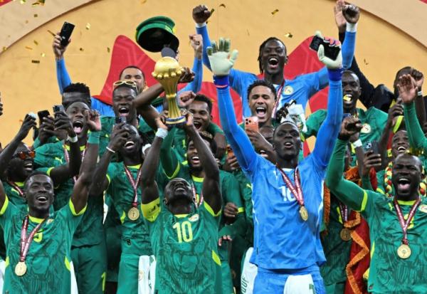 L'équipe sénégalaise célébre sa victoire après avoir remporté la finale de la Coupe d'Afrique des nations contre le Maroc au stade Prince Moulay Abdellah de Rabat, le 18 janvier 2026