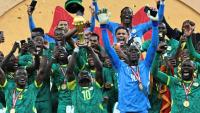L'équipe sénégalaise célébre sa victoire après avoir remporté la finale de la Coupe d'Afrique des nations contre le Maroc au stade Prince Moulay Abdellah de Rabat, le 18 janvier 2026