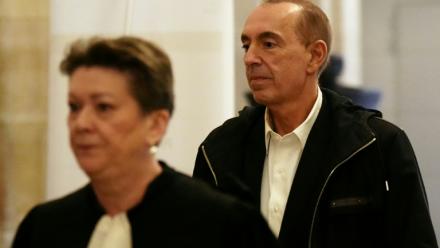 L'animateur Jean-Marc Morandini (d) arrive au palais de justice de Paris, le 27 novembre 2024, avant une audience de son procès en appel pour "corruption de mineurs"