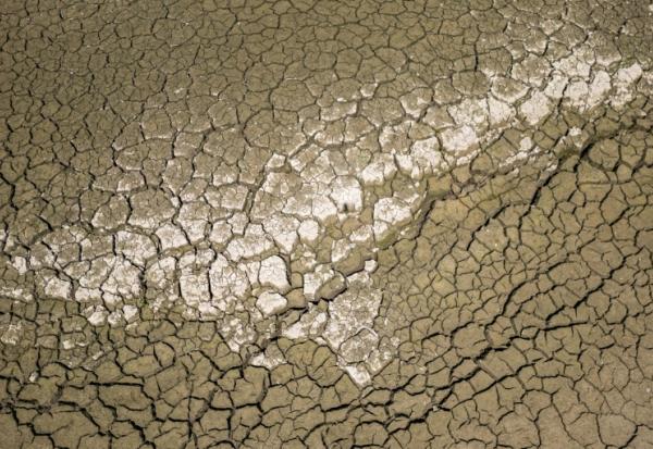Vue aérienne du lit asséché du lac des Brenets, frontière naturelle entre l'est de la France et l'ouest de la Suisse lors d'une nouvelle vague de chaleur, le 11 août 2026