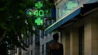Un thermomètre de pharmacie indique une température de 40°C à Bordeaux, le 6 juillet 2026 en Gironde
