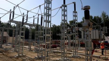 Un salarié Enedis travaillant à l'installation d'un nouveau transformateur électrique à Pompignac, dans le département de la Gironde, le 1er juillet 2025 