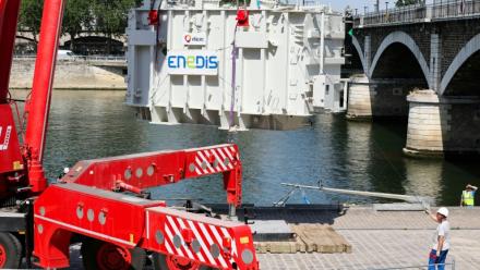 Arrivée du transformateur Enedis, un cube de 130 tonnes, au port de Tolbiac à Paris le 22 juin 2026.