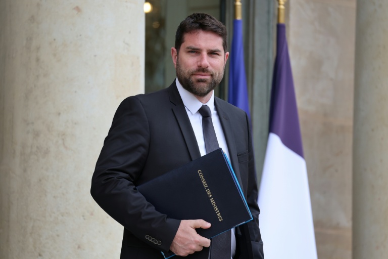 Le ministre français du Logement, Vincent Jeanbrun, quitte le palais de l'Élysée à Paris après la réunion hebdomadaire du Conseil des ministres, le 10 juin 2026