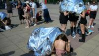 Des spectateurs se protègent de la chaleur avant un concert de Bruo Mars à l'Olympic stadium  de Berlin, le 28 juin 2026