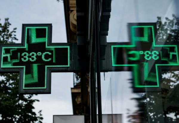 Le panneau lumineux d'une pharmacie indique une température de 33°C à Paris, le 29 mai 2026 lors d'une vague de chaleur en France