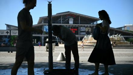 Des personnes se rafraîchissent à une fontaine publique près de la Grande Halle de La Villette alors qu'une vague de chaleur frappe le sud de l'Europe, à Paris, le 29 juin 2025