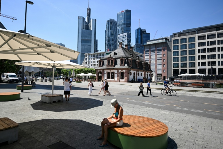 Le quartier bancaire du centre de Francfort où la température atteint 39°C, le 26 juin 2026 dans l'ouest de l'Allemagne
