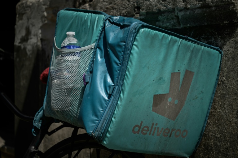 Une bouteille d'eau glissée dans la poche en filet d'un sac de livraison Deliveroo à Bordeaux, en Gironde, le 7 juillet 2026 lors d'une vague de chaleur en France