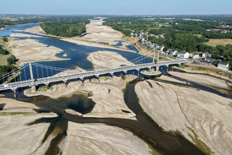Un pont au-dessus du lit asséché de la Loire à Varades, en Loire-Atlantique, le 10 juillet 2026