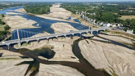 Un pont au-dessus du lit asséché de la Loire à Varades, en Loire-Atlantique, le 10 juillet 2026