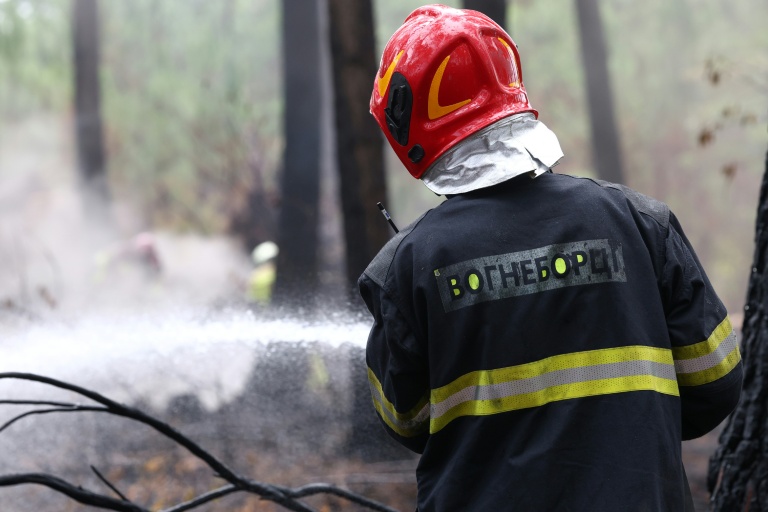 Un pompier tente d'éteindre un feu près du village du Temple, dans le sud-ouest de la France, le 3 août 2026