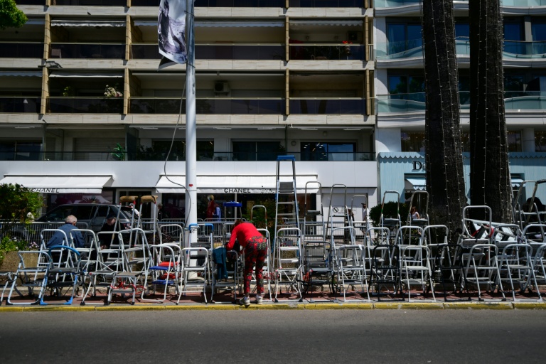 Un fan installe son escabeau pour voir l'arrivée des célébrités sur le tapis rouge du festival de Cannes, le 11 mai 2026