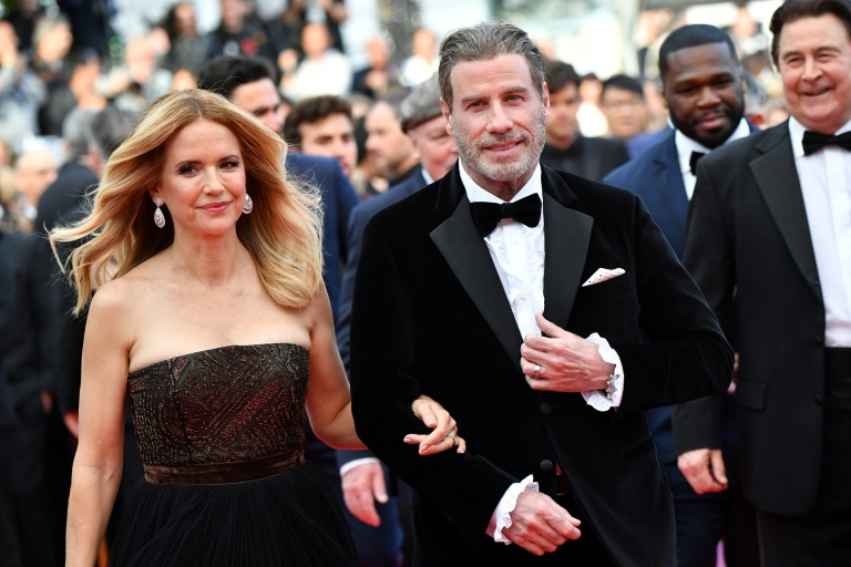 L'acteur américain John Travolta (c) et son épouse, l'actrice américaine Kelly Preston au Festival de Cannes, le 15 mai 2018