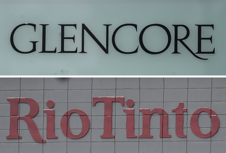 Cette combinaison d'images réalisée le 8 janvier 2026 montre (en haut) le logo du géant suisse des matières premières, Glencore, et le logo de la multinationale minière et métallurgique Rio Tinto