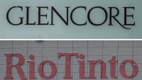 Cette combinaison d'images réalisée le 8 janvier 2026 montre (en haut) le logo du géant suisse des matières premières, Glencore, et le logo de la multinationale minière et métallurgique Rio Tinto