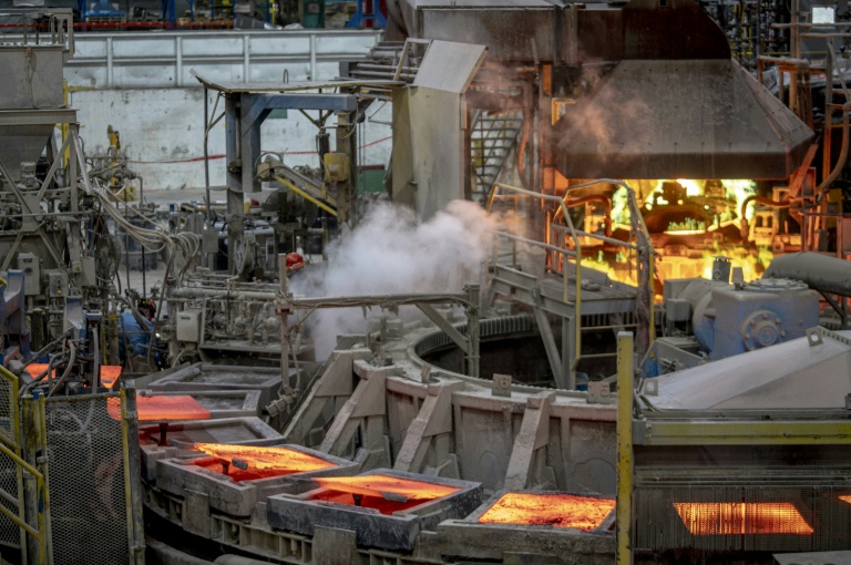 Du cuivre fondu est préparé à la raffinerie Canadian Copper Refinery (CCR), propriété de Glencore, à Montréal, au Canada, le 17 juillet 2025